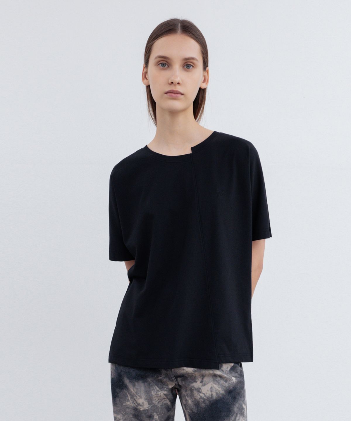 리이(RE RHEE) LOGO EMBROIDERED UNBALANCED CUT T SHIRTS BK