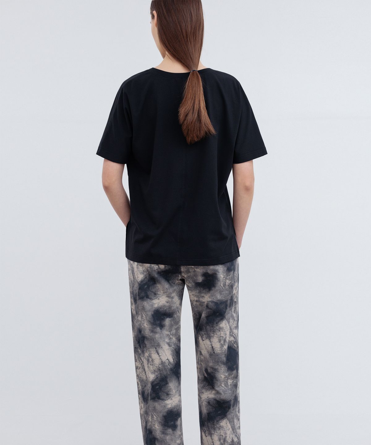 리이(RE RHEE) LOGO EMBROIDERED UNBALANCED CUT T SHIRTS BK