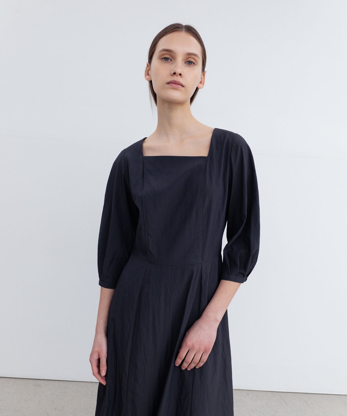 리이(RE RHEE) SQUARE NECK PUFF SLEEVE DRESS WB