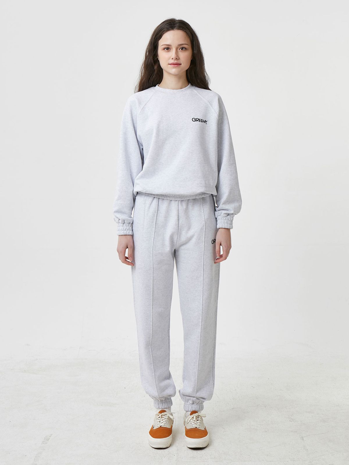그리미(GREEMY) SMALL LOGO JOGGER PANTS (MELANGE GREY)