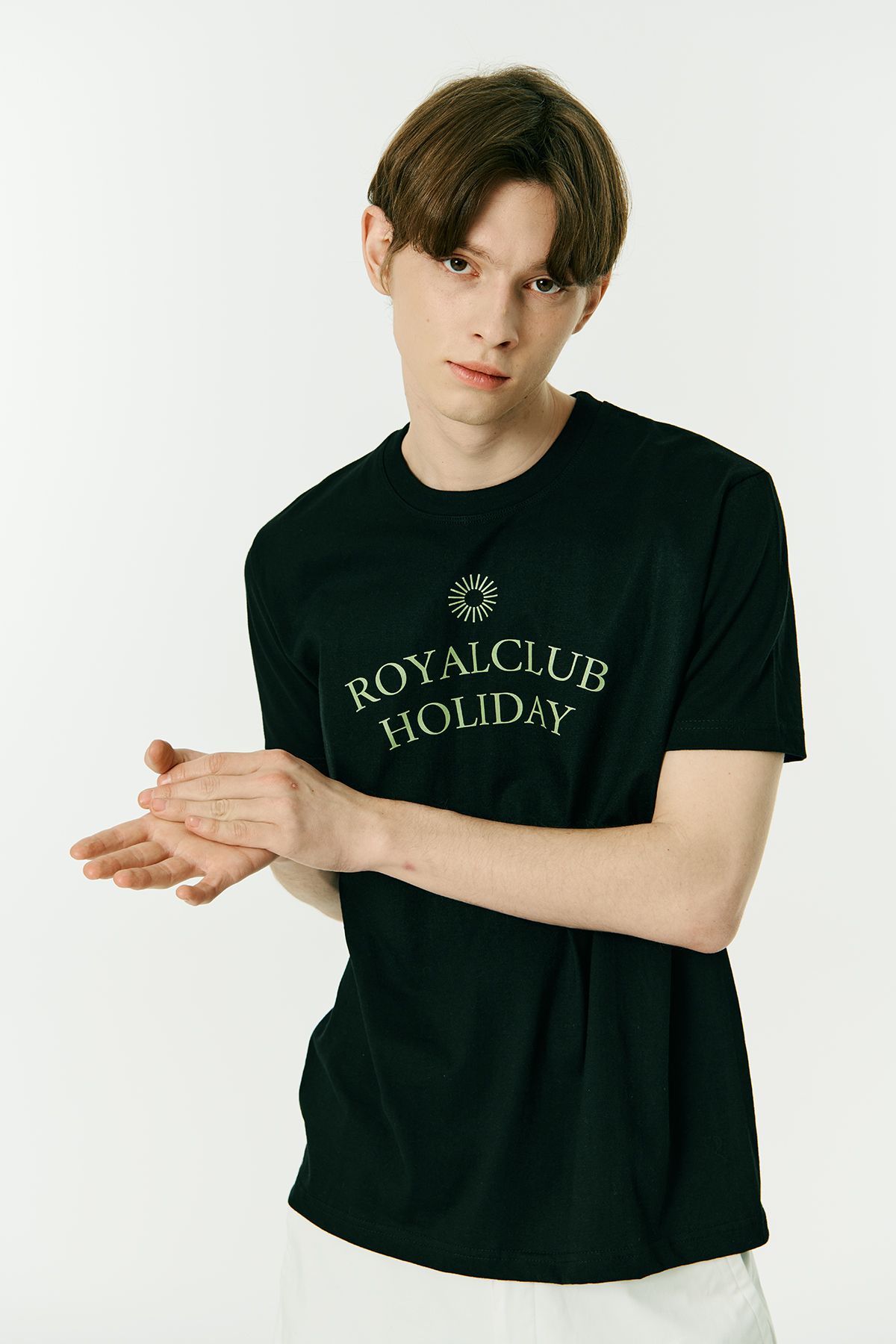로열클럽홀리데이(ROYAL CLUB HOLIDAY) 세미 오버핏 로고 반팔 티셔츠 블랙