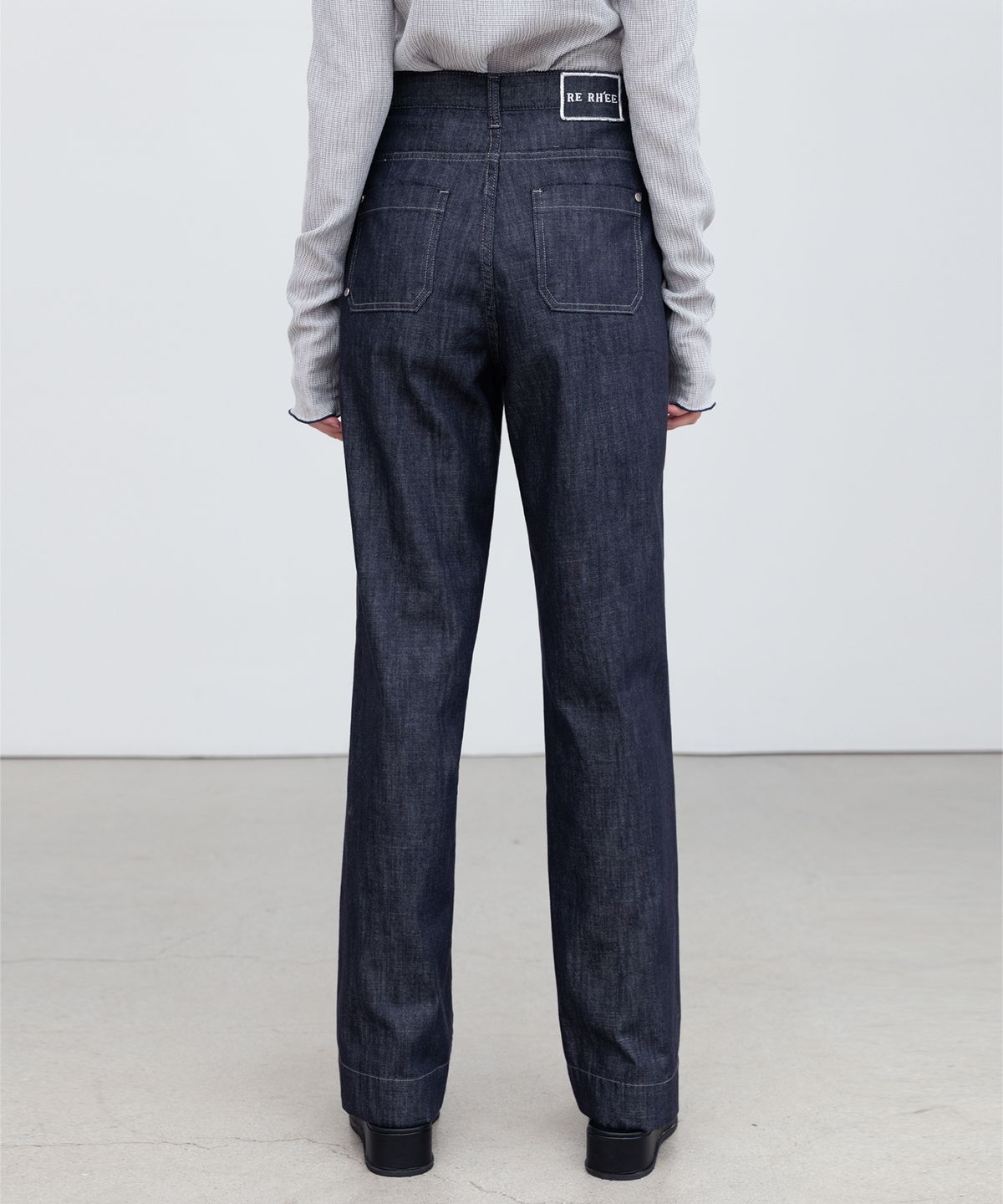 리이(RE RHEE) LOGO EMBROIDERED STRAIGHT LEG JEANS