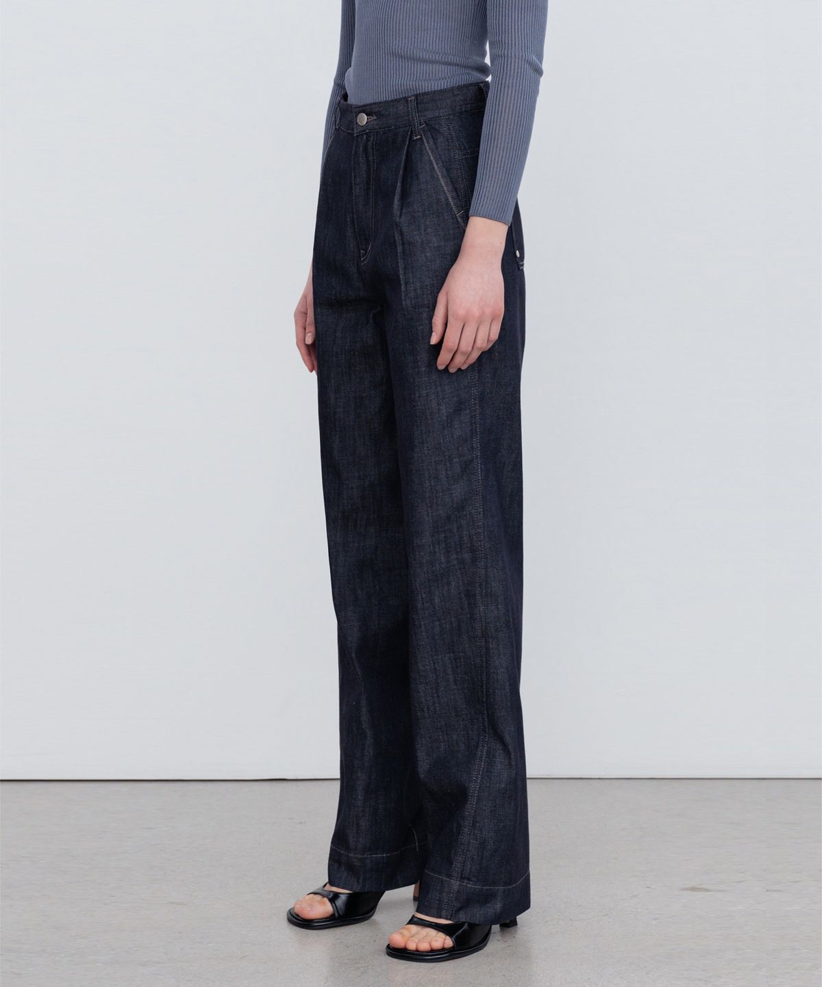 리이(RE RHEE) LOGO EMBROIDERED STRAIGHT LEG JEANS
