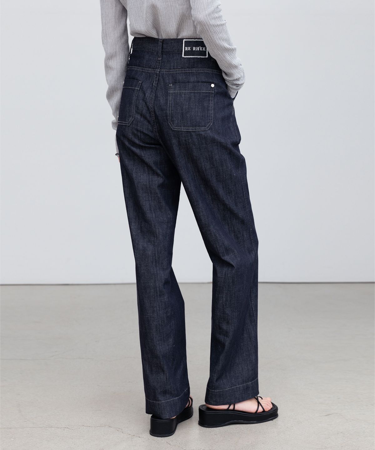 리이(RE RHEE) LOGO EMBROIDERED STRAIGHT LEG JEANS