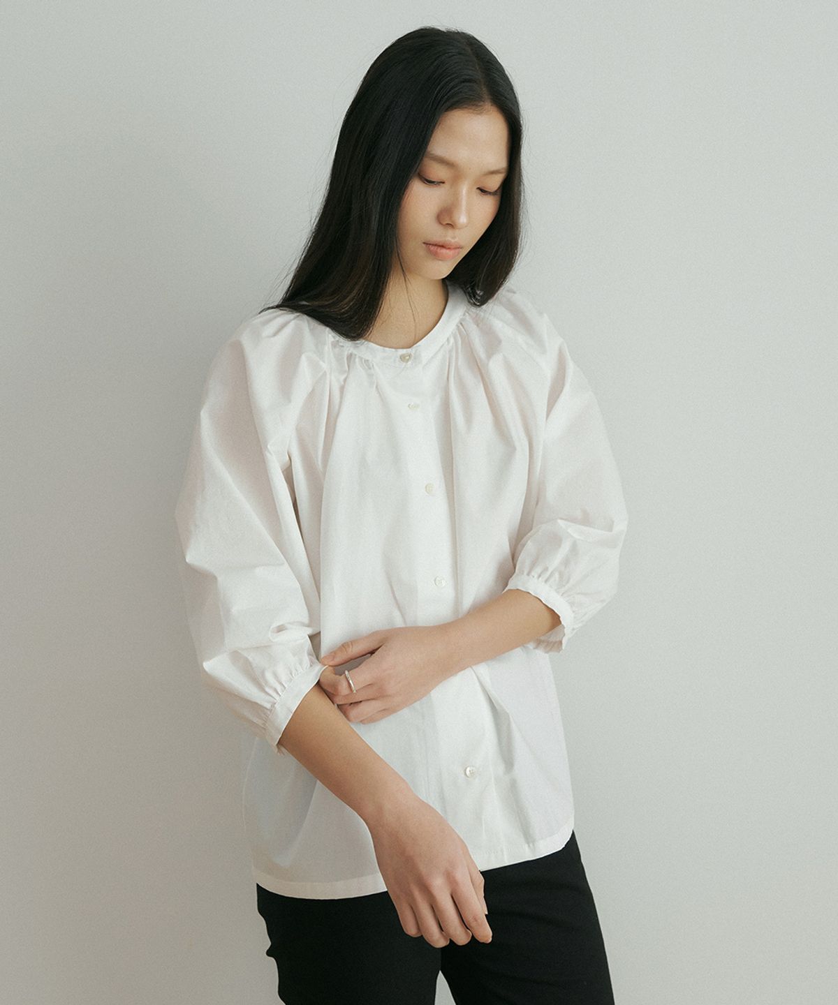 링서울(LINGSEOUL) two way shirring blouse-ivory