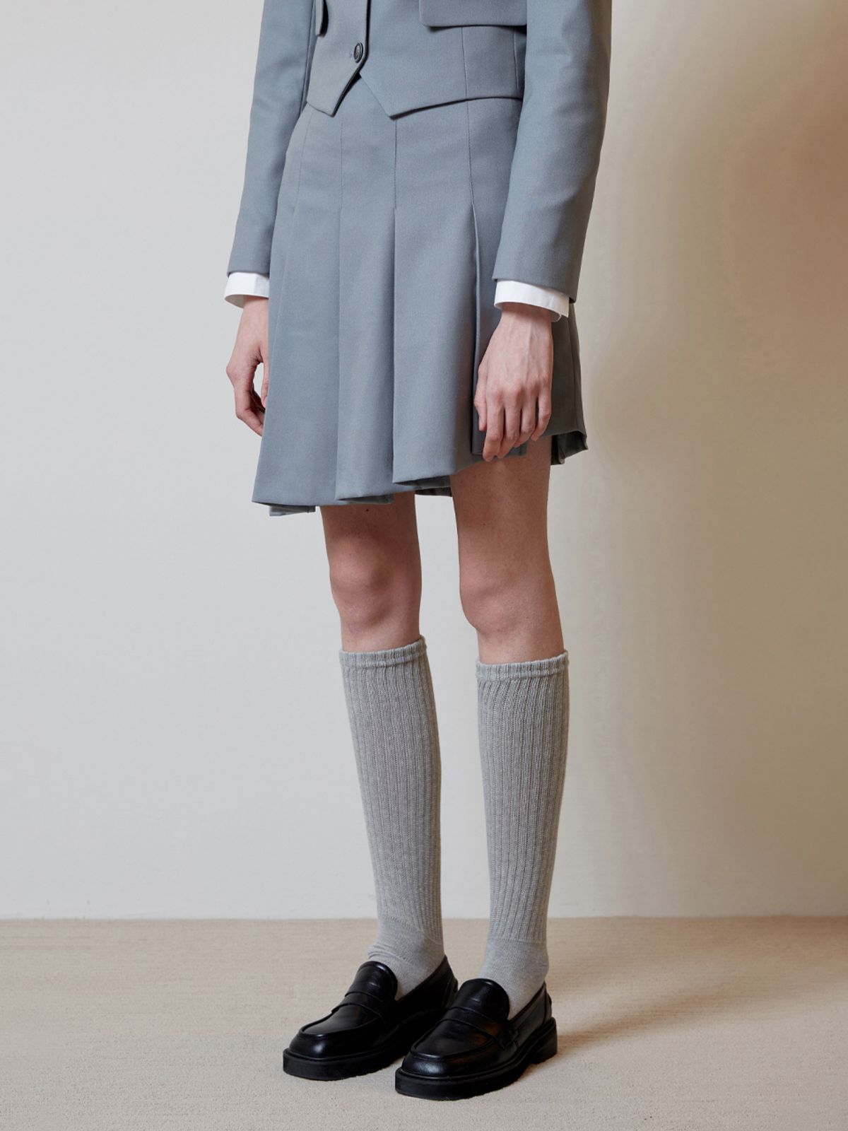 오아이오아이 컬렉션(OIOI COLLECTION) DIAGONAL PLEATS SKIRT [LIGHT GREY]