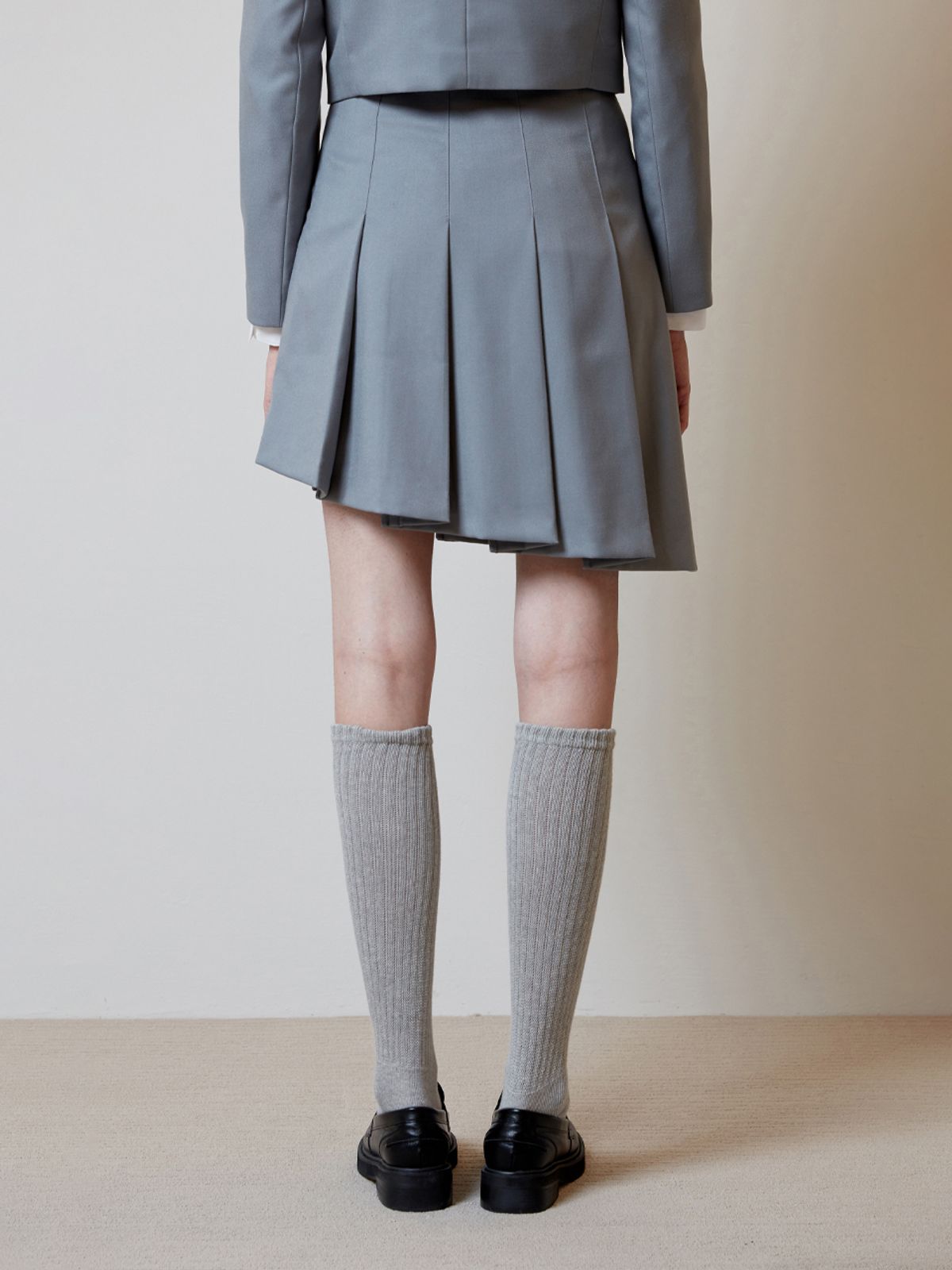 오아이오아이 컬렉션(OIOI COLLECTION) DIAGONAL PLEATS SKIRT [LIGHT GREY]