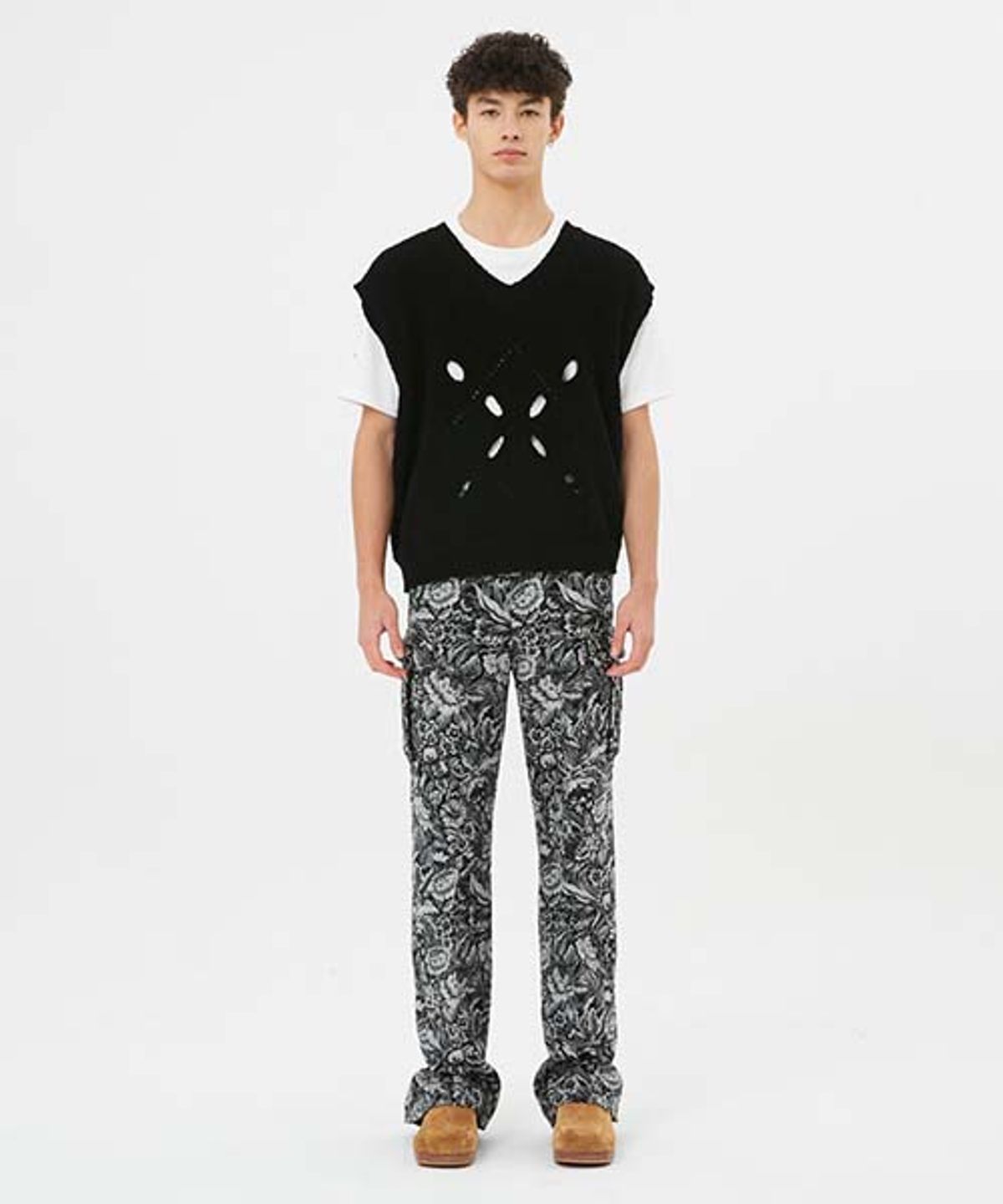 문선(MOONSUN) ESSENTIAL_UNISEX Eclipse Argyle Hole Knit Vest [Black]