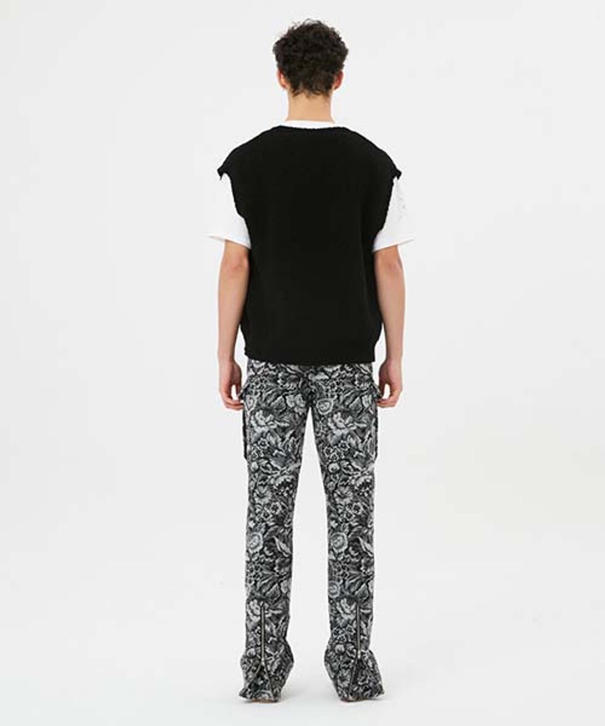 문선(MOONSUN) ESSENTIAL_UNISEX Eclipse Argyle Hole Knit Vest [Black]