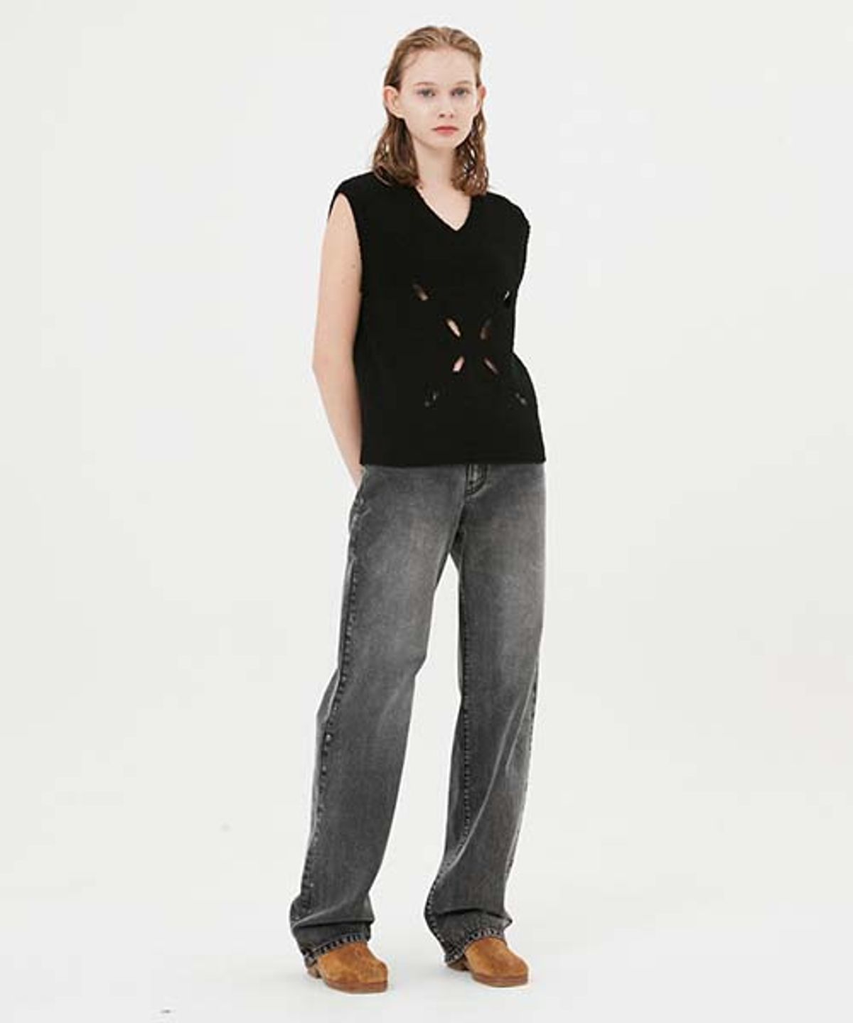 문선(MOONSUN) ESSENTIAL_UNISEX Eclipse Argyle Hole Knit Vest [Black]