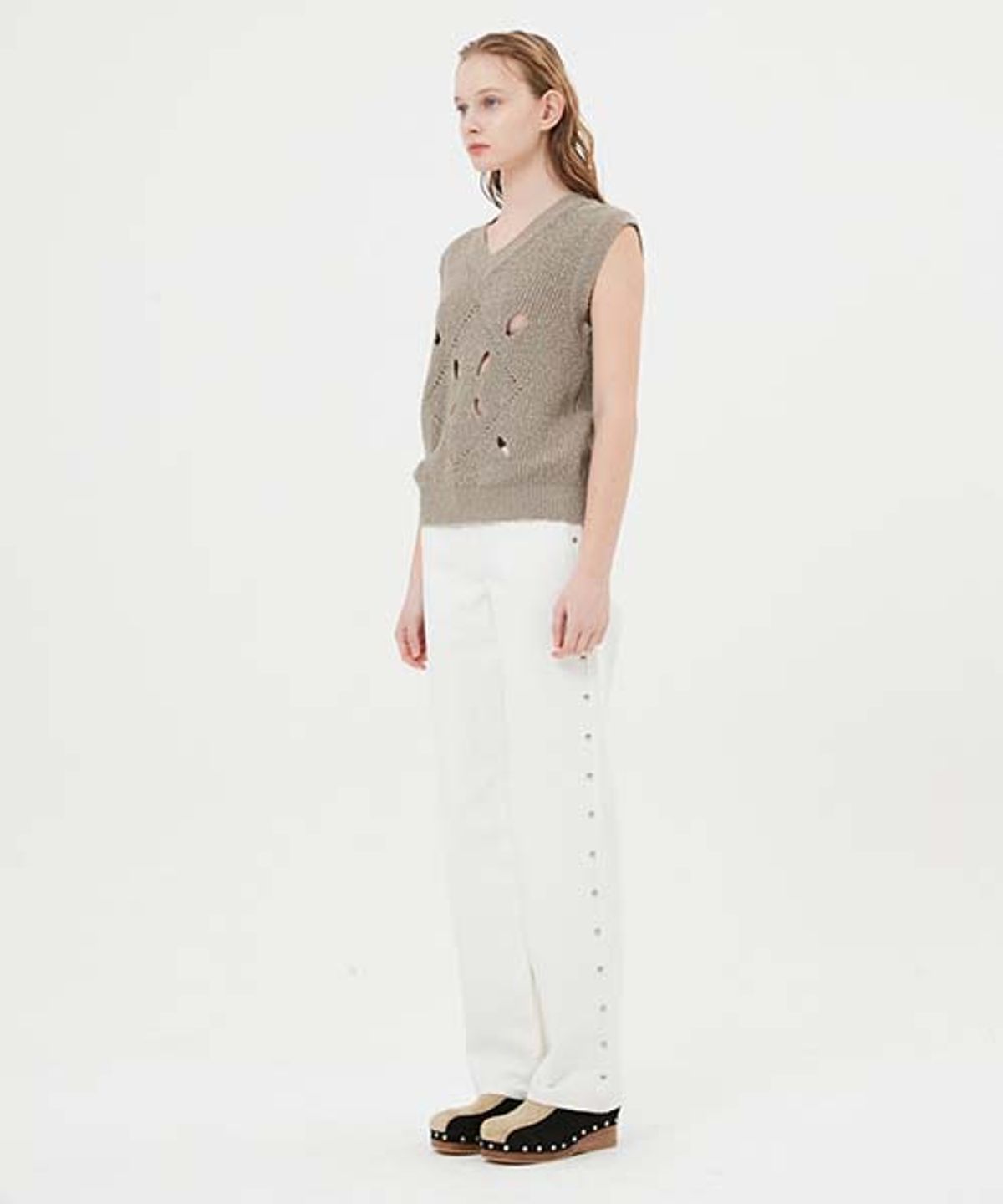 문선(MOONSUN) ESSENTIAL_UNISEX Eclipse Argyle Hole Knit Vest [Mocha Beige]