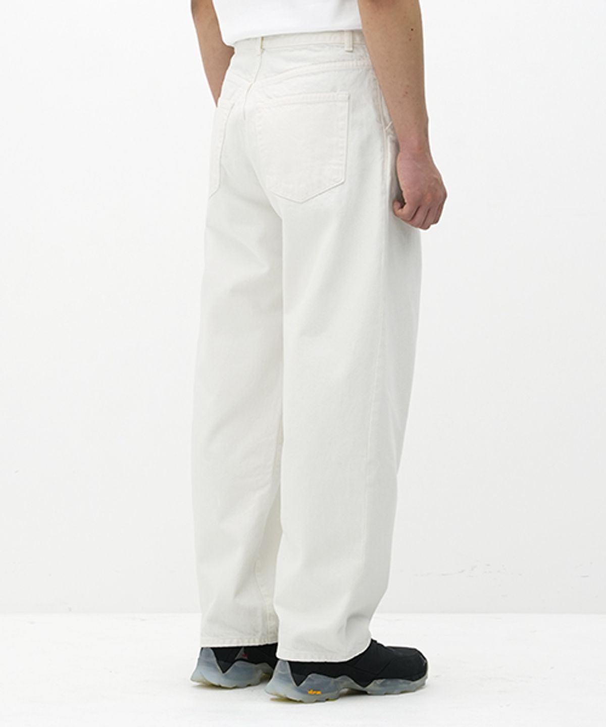 에러스익셉티드(ERRORS EXCEPTED) WT034 플리츠 테이퍼드 데님팬츠 (White)