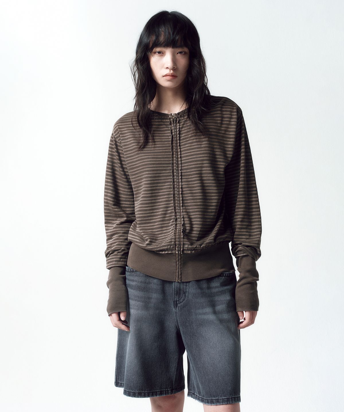 인사일런스 우먼(INSILENCE WOMEN) [CALIK] 와이드 버뮤다 데님 DARK GREY