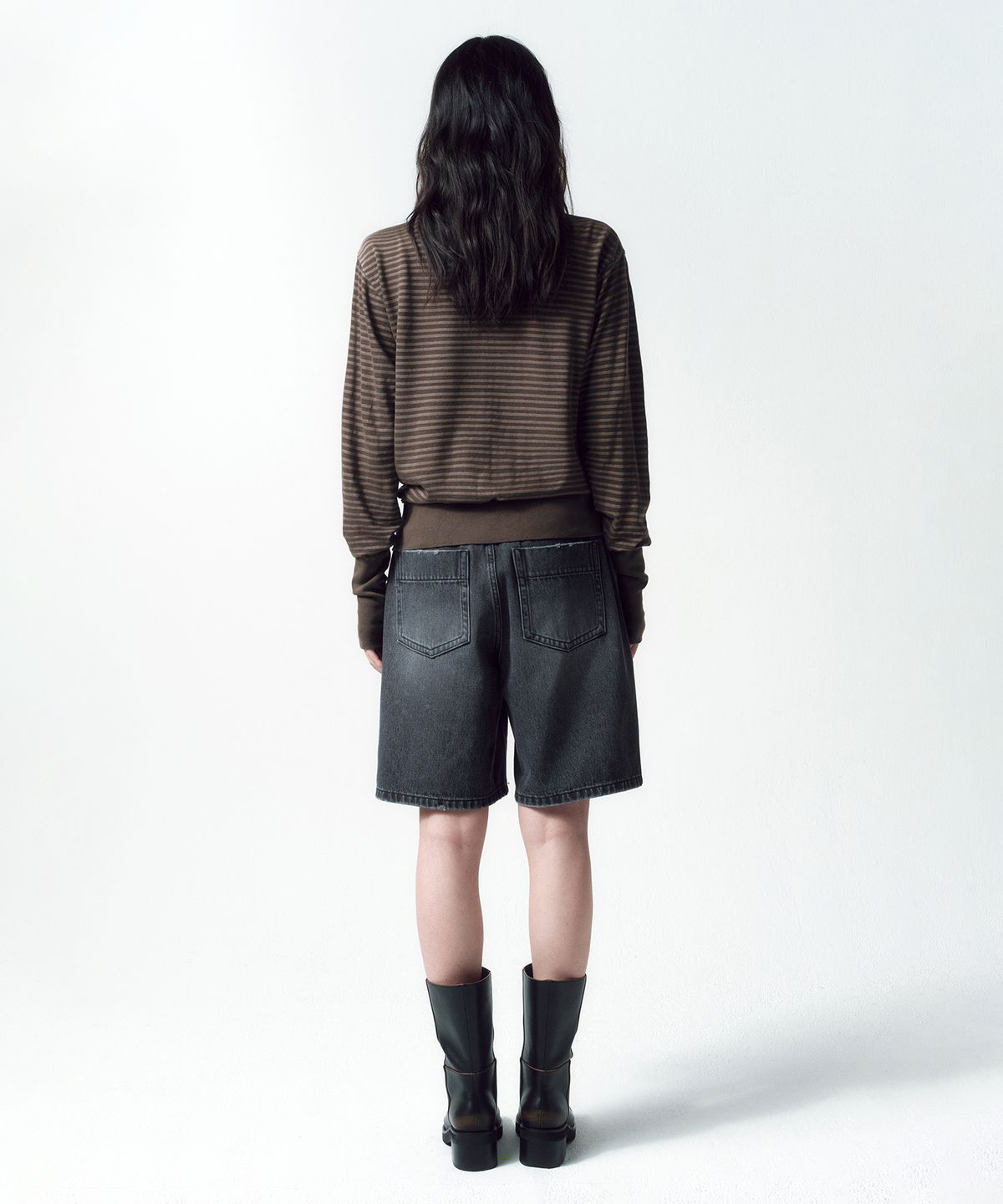 인사일런스 우먼(INSILENCE WOMEN) [CALIK] 와이드 버뮤다 데님 DARK GREY