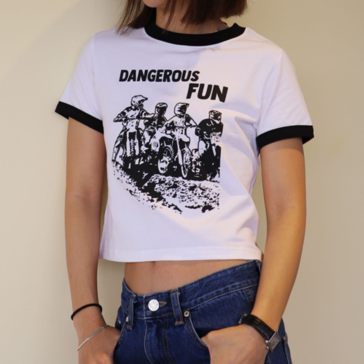 크루치(KRUCHI) DANGEROUS FUN CROP T-SHIRT (WHITE)