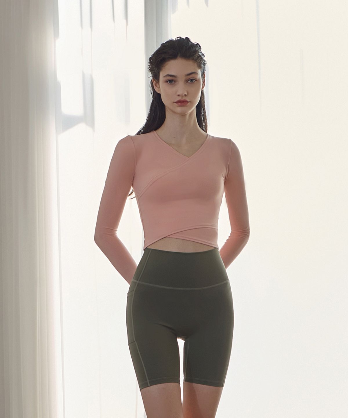 데비웨어(DEVIWEAR) 밴디드 랩 크롭티 DEVI-T0081-살몬핑크
