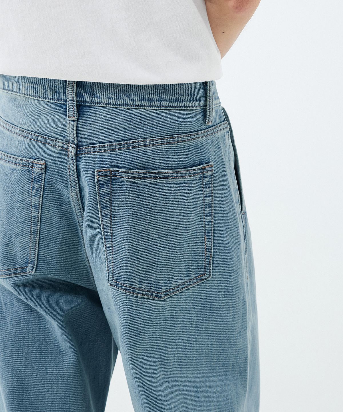 무신사 스탠다드(MUSINSA STANDARD) 투 턱 와이드 데님 팬츠 [라이트 인디고]