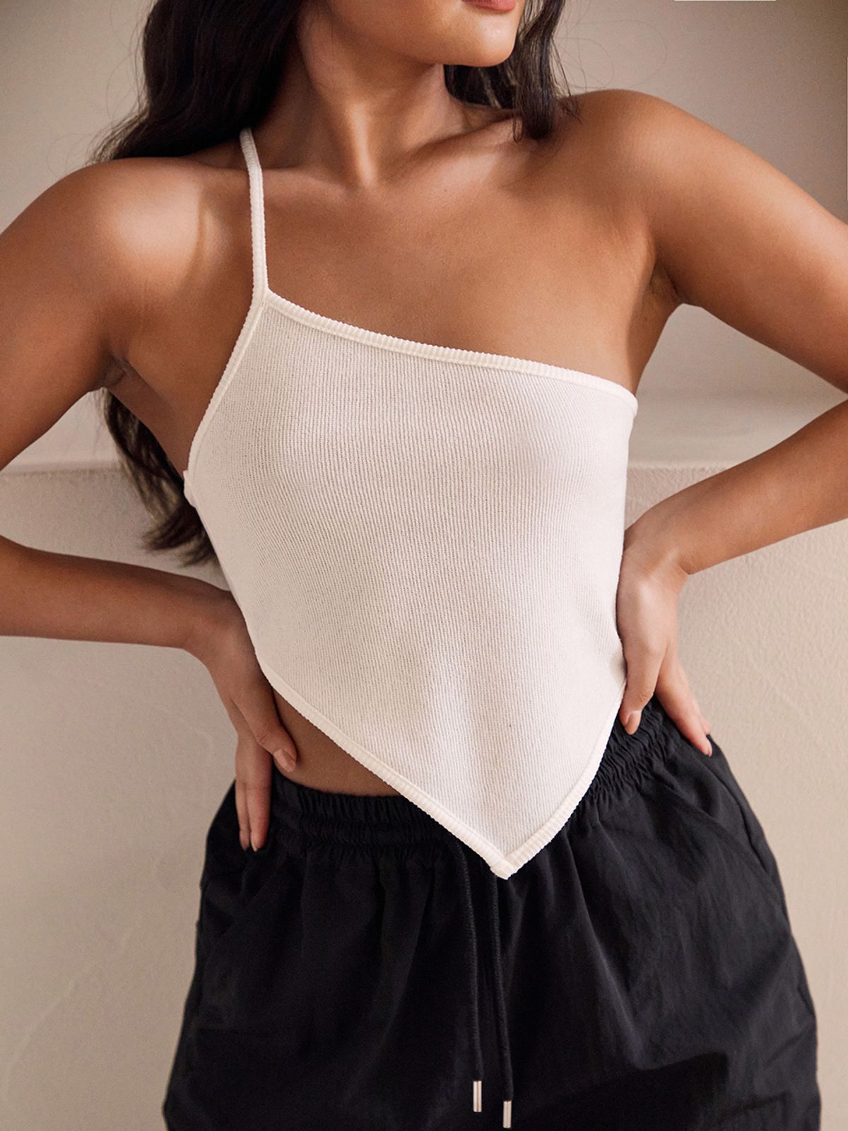 탑걸(TOPGIRL) SOFT KNIT POINTY HALTER TOP_T216TP141