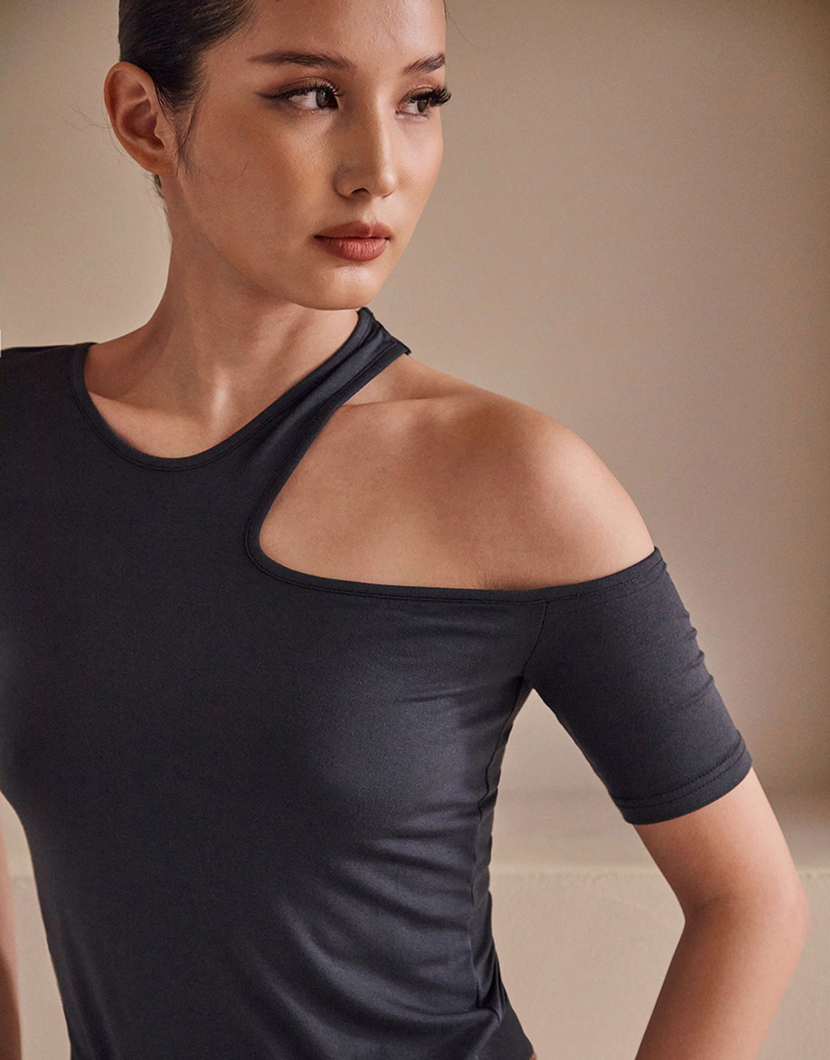 탑걸(TOPGIRL) ASYMMETRIC CUT-OUT SHORT SLEEVE TOP_T216TP119