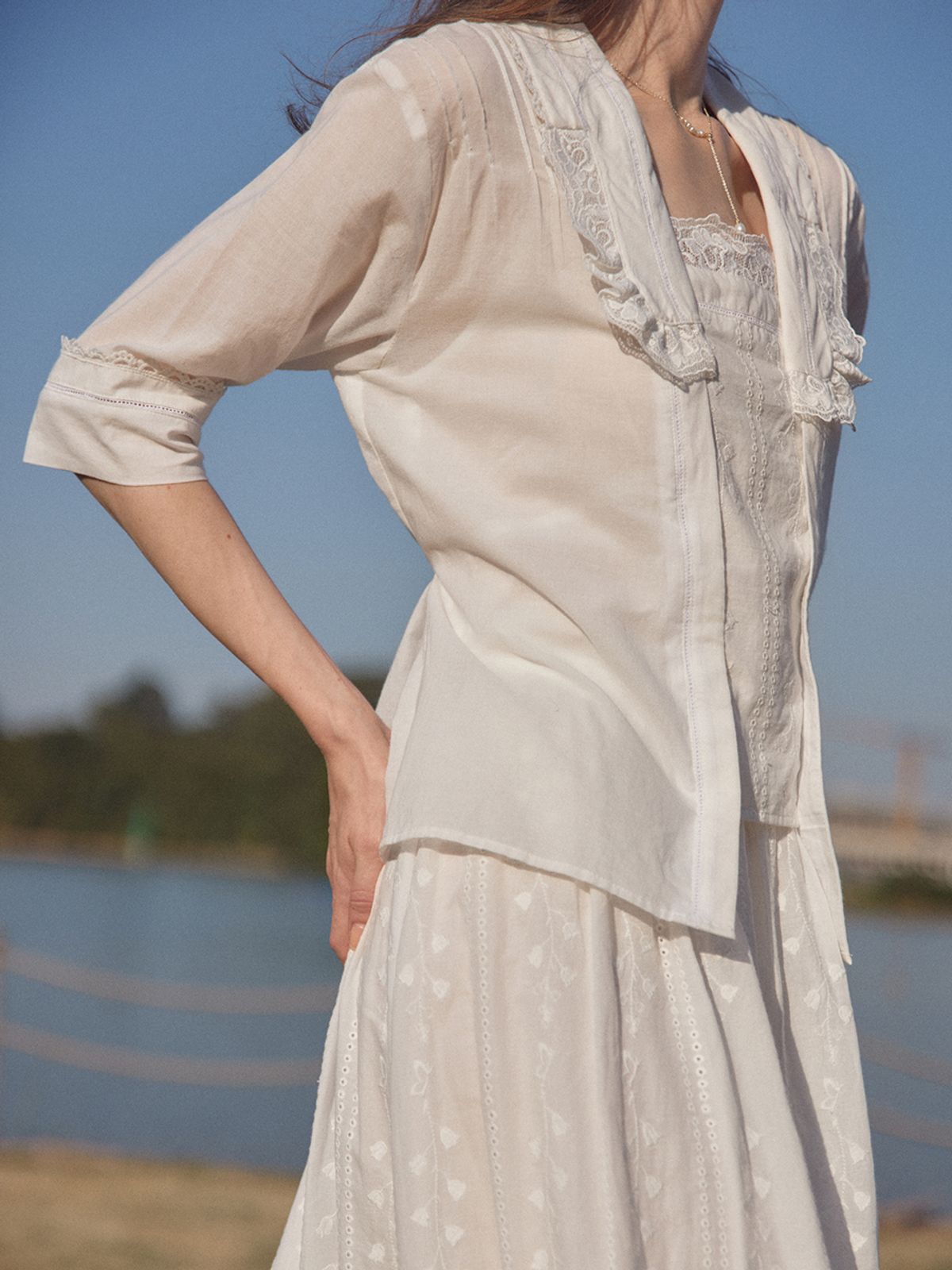 심플레트로(SIMPLE RETRO) Jasmine Edwardian Floral Embroidered Top