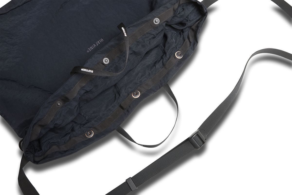 디아프바인(DIAFVINE) DV22STP.668 SLING BAG HEAVY NYLON -Deep Navy-