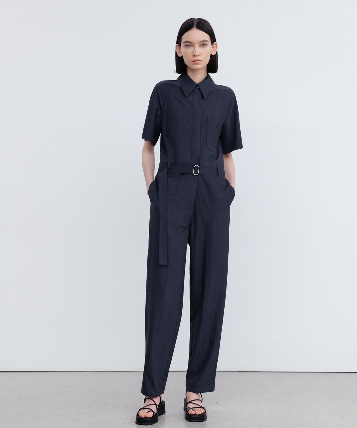 리이(RE RHEE) HIDDEN BUTTON BELTED JUMPSUIT