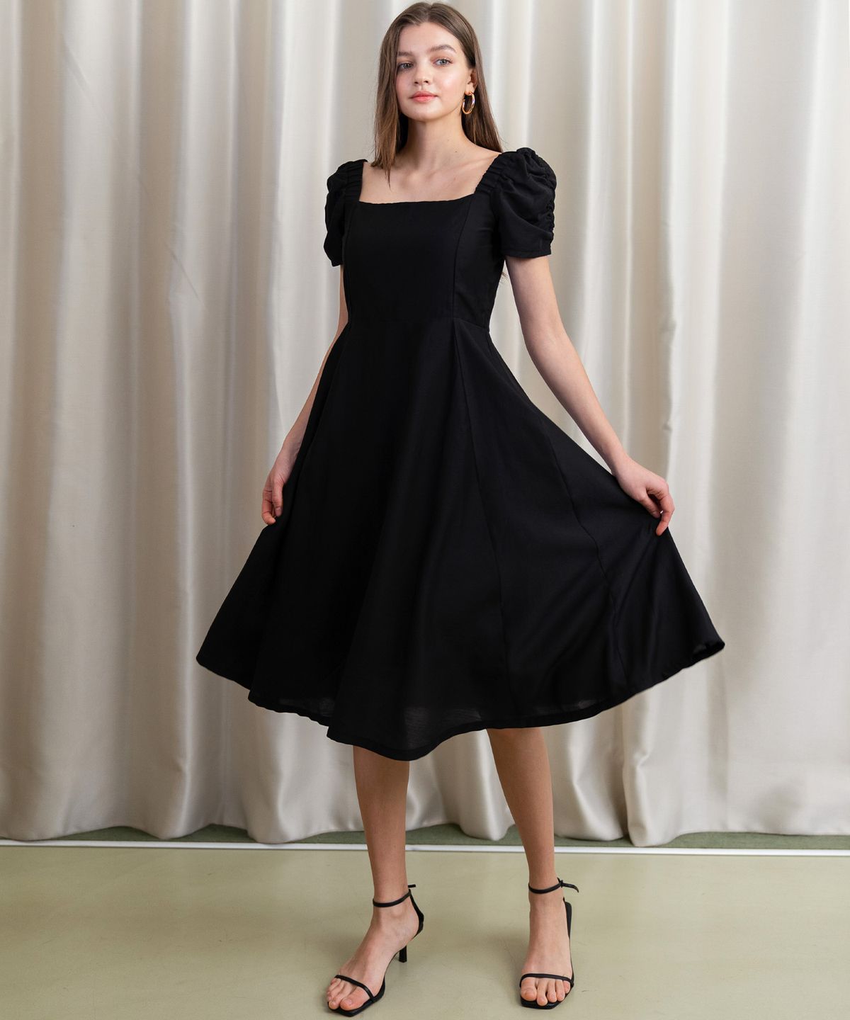 레트흐드레뚜왈(LETTRE DE LE TOILE) Square neckline A-line dress (Black)