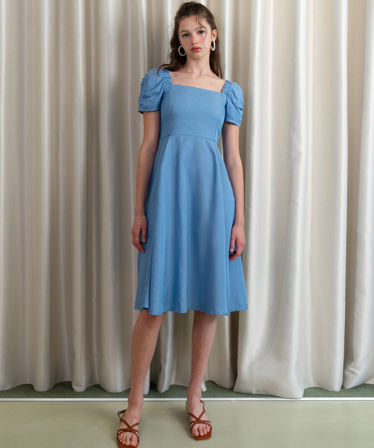 레트흐드레뚜왈(LETTRE DE LE TOILE) Square neckline A-line dress (Black)