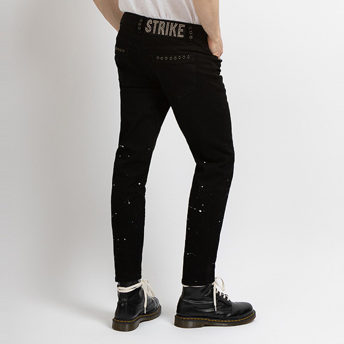 스트라이크(STRIKE) 슬림 스트레치 화이트 & 블랙 페인트 워시 아일릿 진 (BLACK)