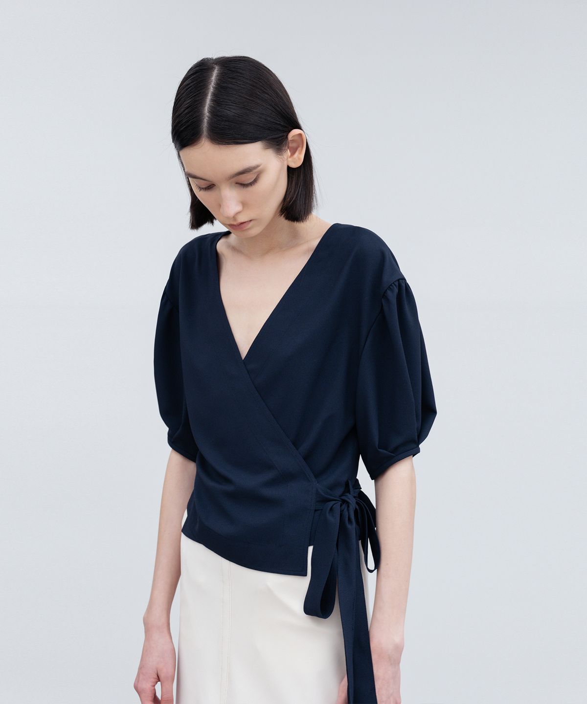 리이(RE RHEE) BALLOON SLEEVE CREPE WRAP BLOUSE