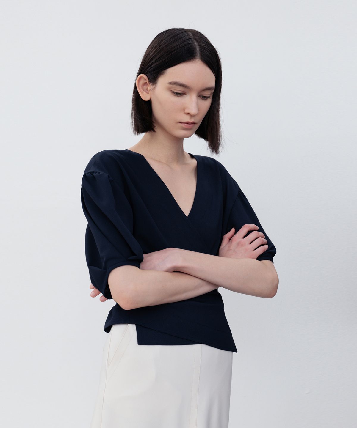 리이(RE RHEE) BALLOON SLEEVE CREPE WRAP BLOUSE