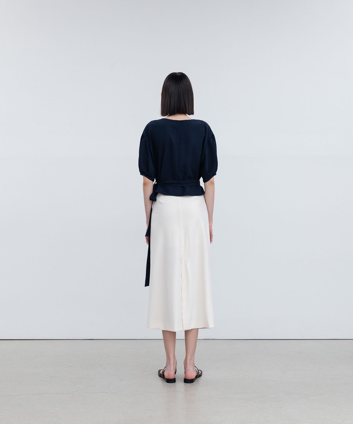 리이(RE RHEE) BALLOON SLEEVE CREPE WRAP BLOUSE