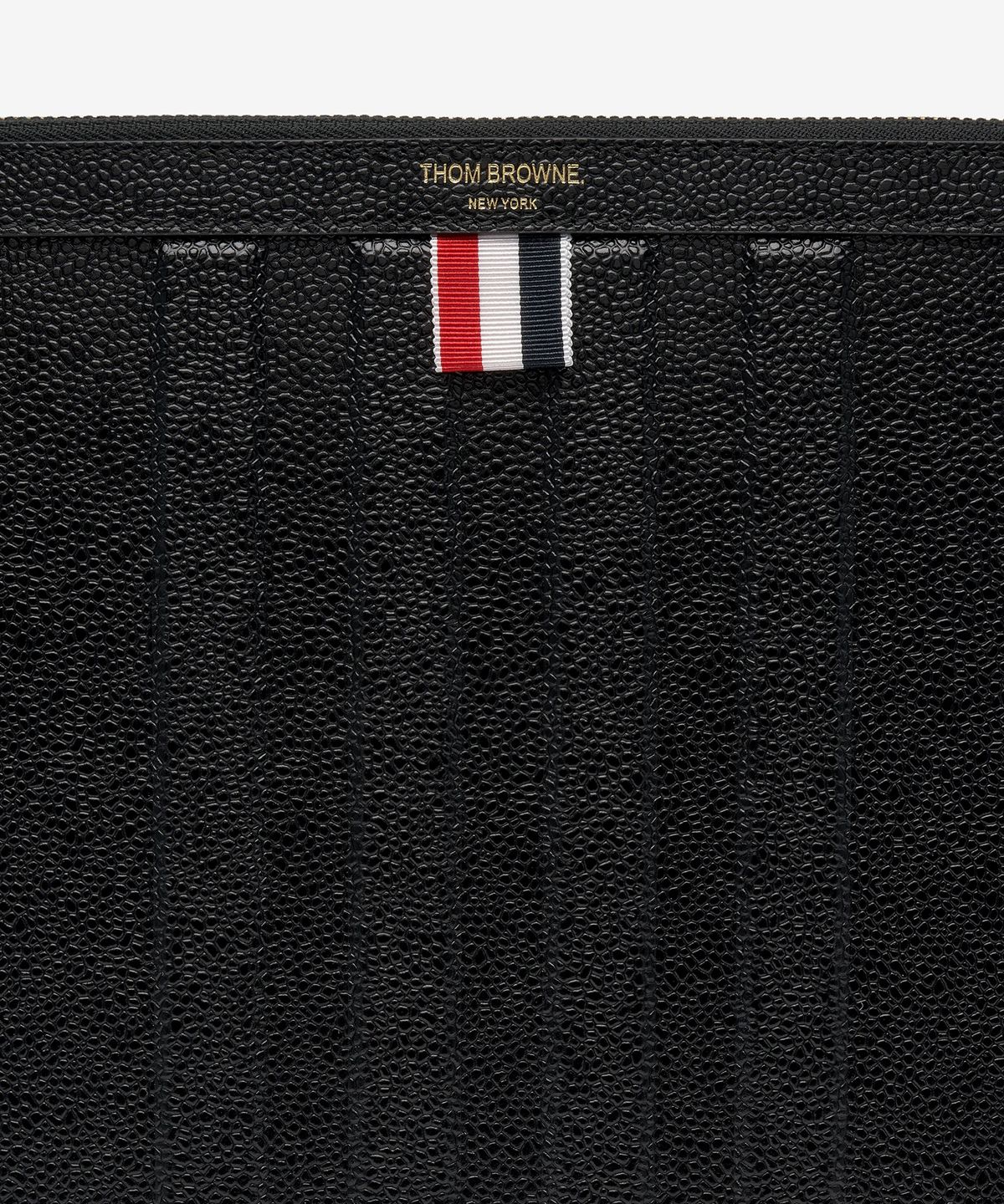 톰 브라운(THOM BROWNE) 남성 라지 페블 그레인 레더 디보스드 4 바 클러치 - 블랙 / MAC132A00198001