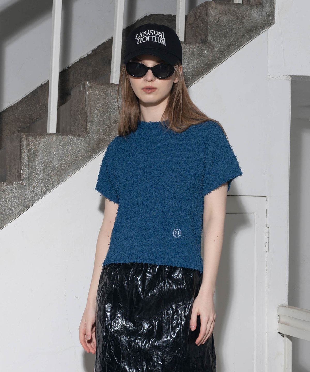 언유주얼 노말(UNUSUALNORMAL) SYMBOL KNIT TOP_DENIM BLUE