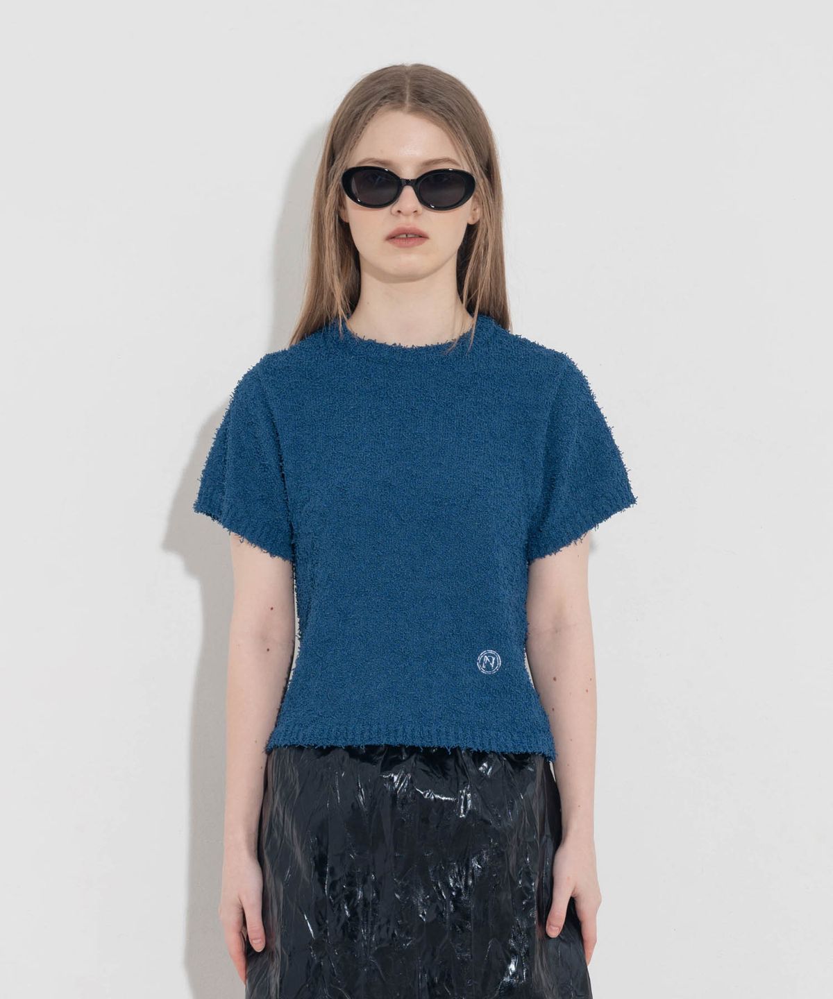 언유주얼 노말(UNUSUALNORMAL) SYMBOL KNIT TOP_DENIM BLUE