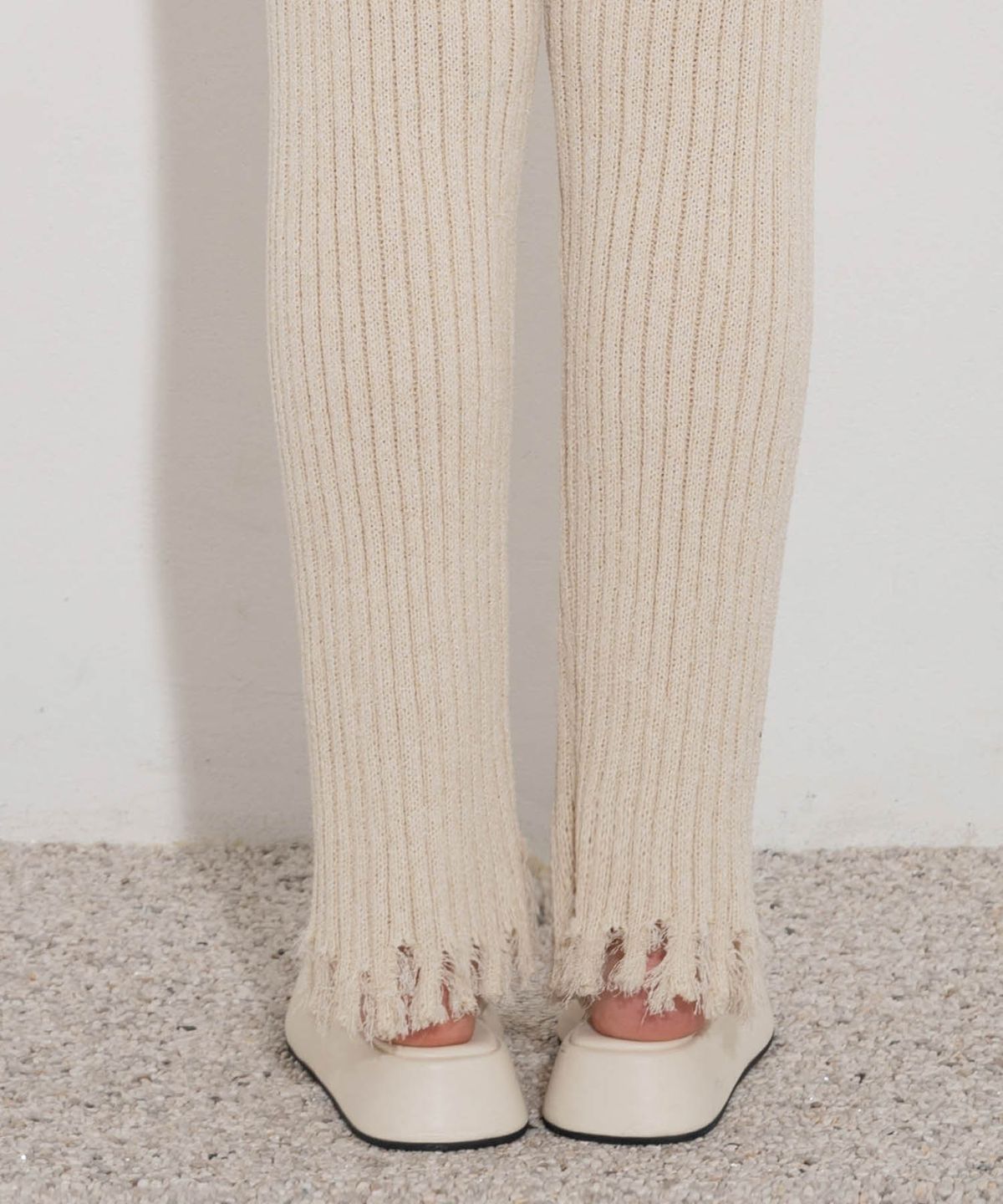 언유주얼 노말(UNUSUALNORMAL) DAMAGED KNIT PANTS_LIGHT BEIGE