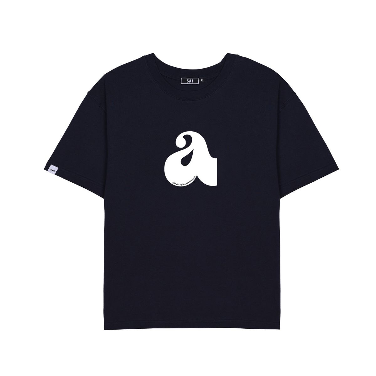 사이(SAI) SAI 003 ‘a’ 빅로고 티셔츠 네이비