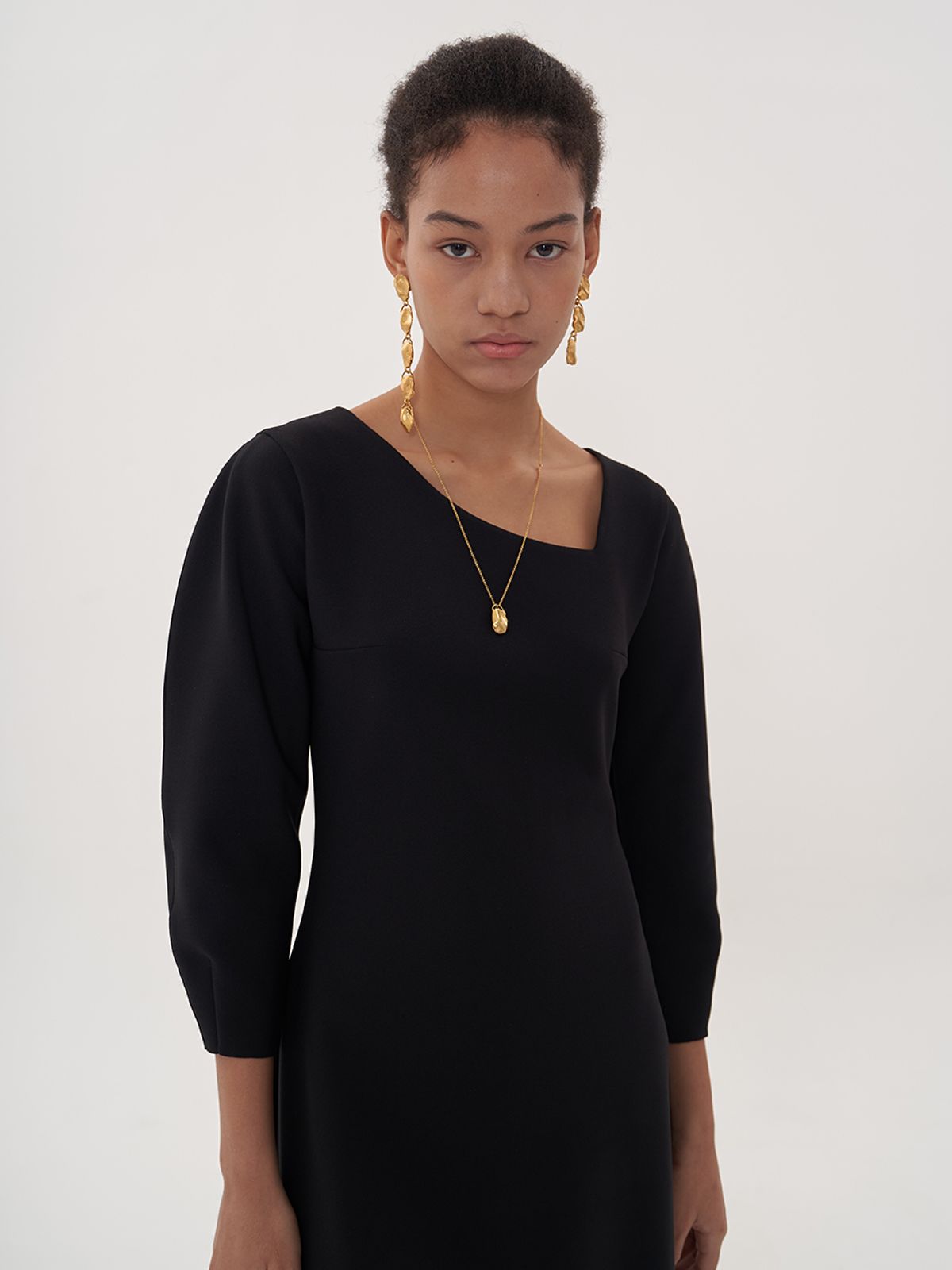 비먼(VIMUN) signature v-neck dress_black