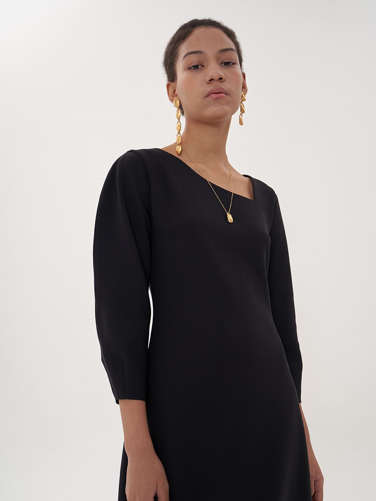 비먼(VIMUN) signature v-neck dress_black