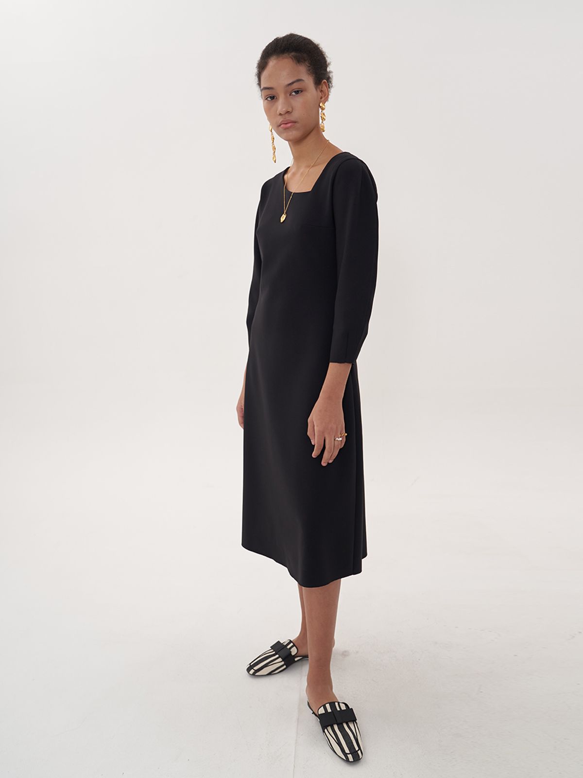 비먼(VIMUN) signature v-neck dress_black