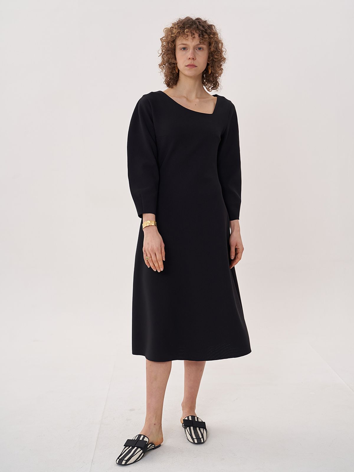 비먼(VIMUN) signature v-neck dress_black