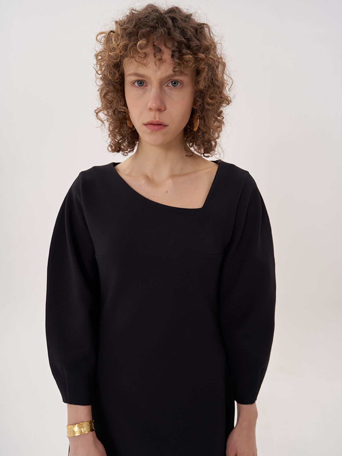 비먼(VIMUN) signature v-neck dress_black