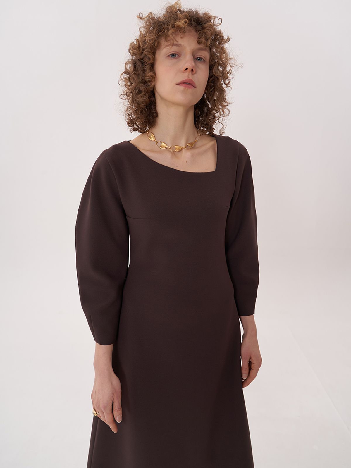 비먼(VIMUN) signature v-neck dress_brown
