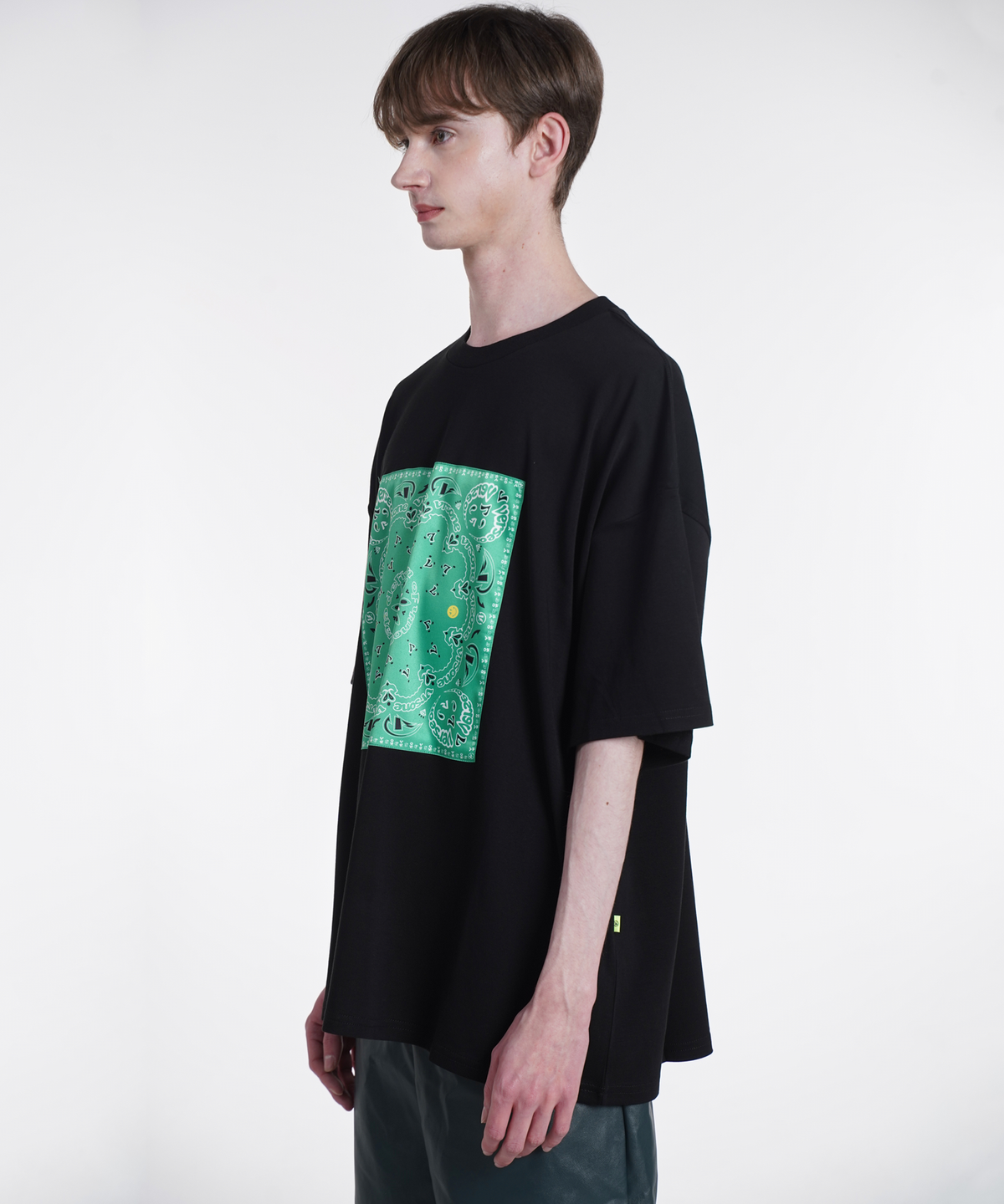 벌스원(VERSE ONE) PAISLEY LOGO BANDANA T-SHIRTS BLACK/GREEN