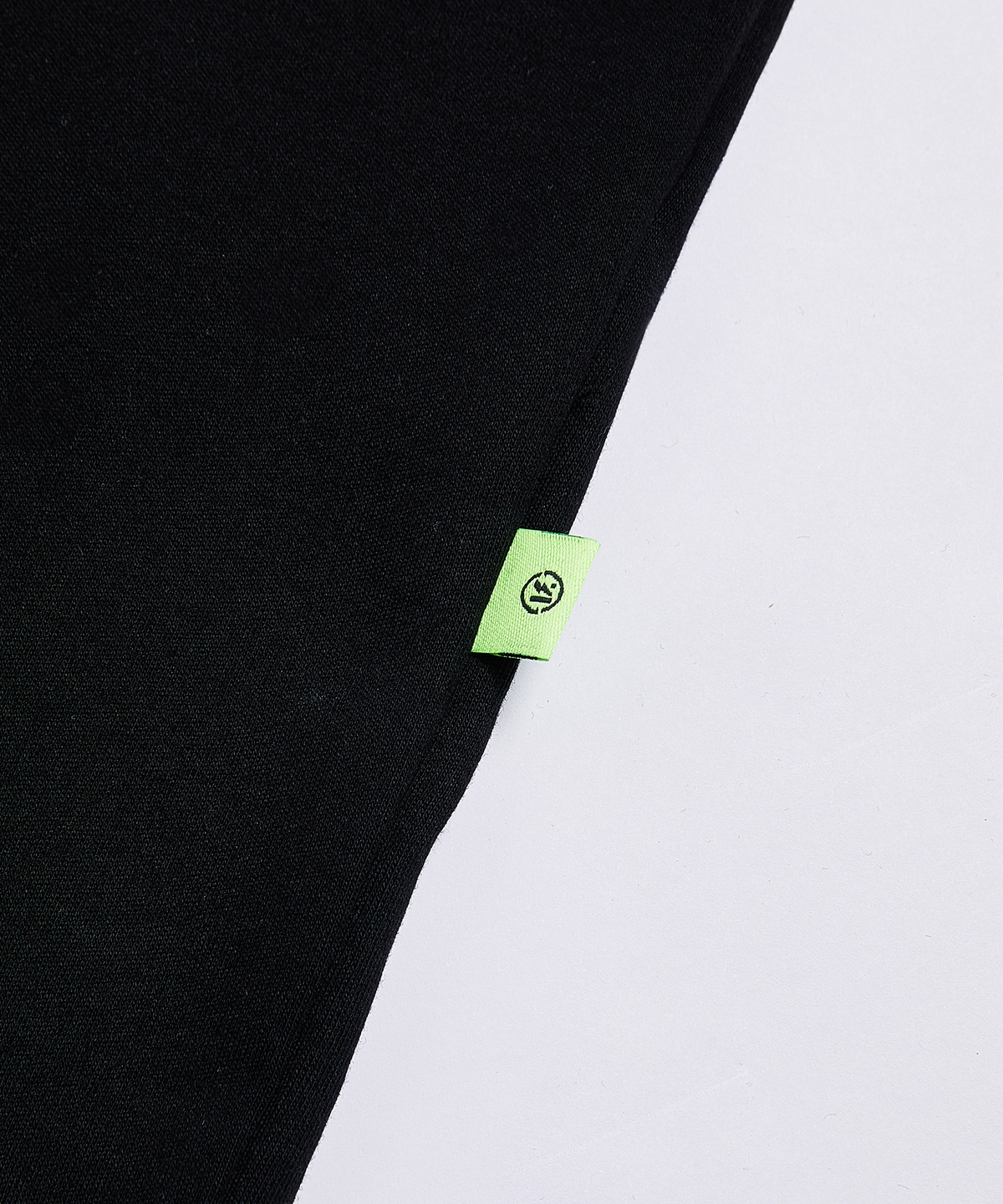 벌스원(VERSE ONE) PAISLEY LOGO BANDANA T-SHIRTS BLACK/GREEN