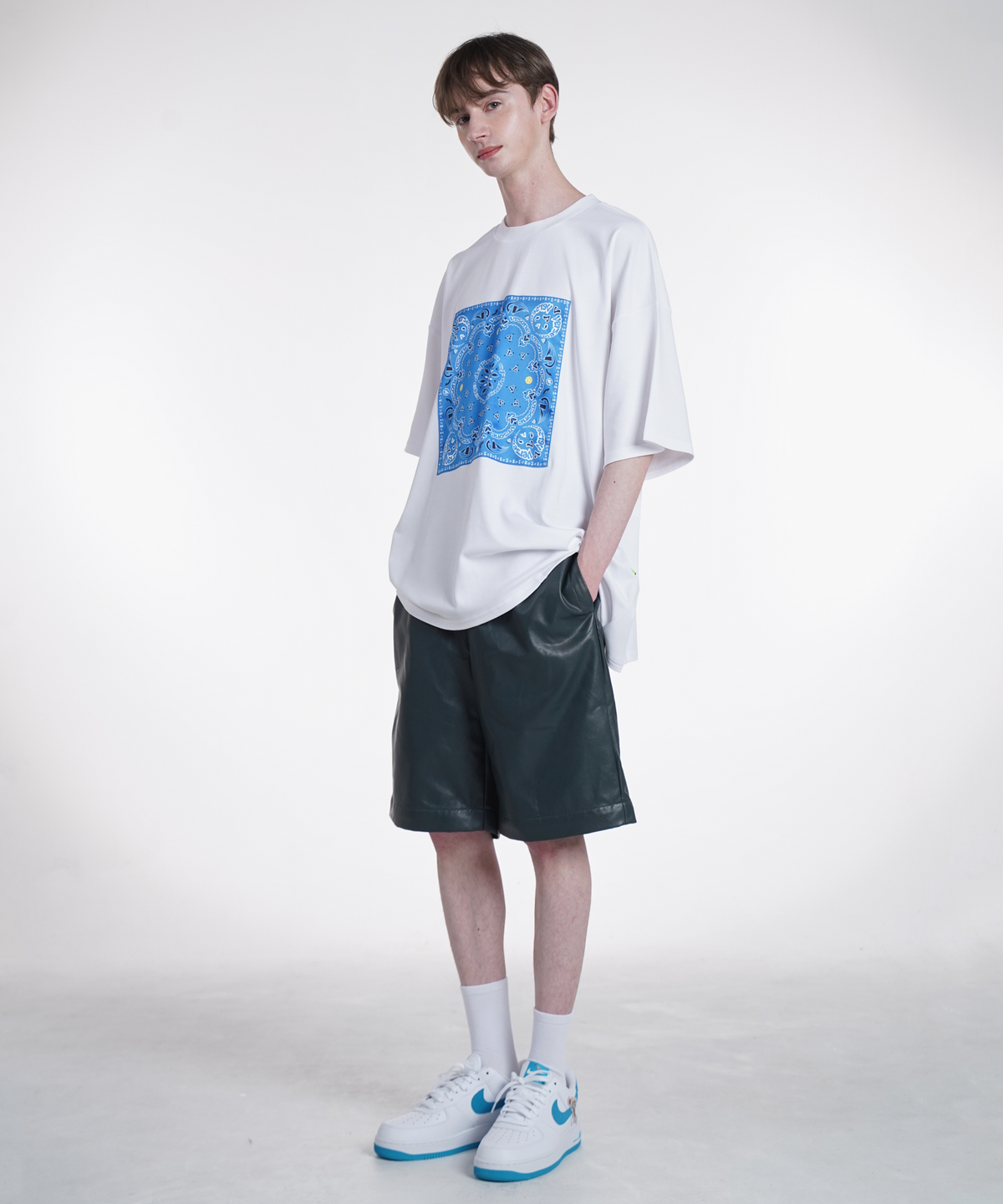 벌스원(VERSE ONE) PAISLEY LOGO BANDANA T-SHIRTS WHITE/NAVY