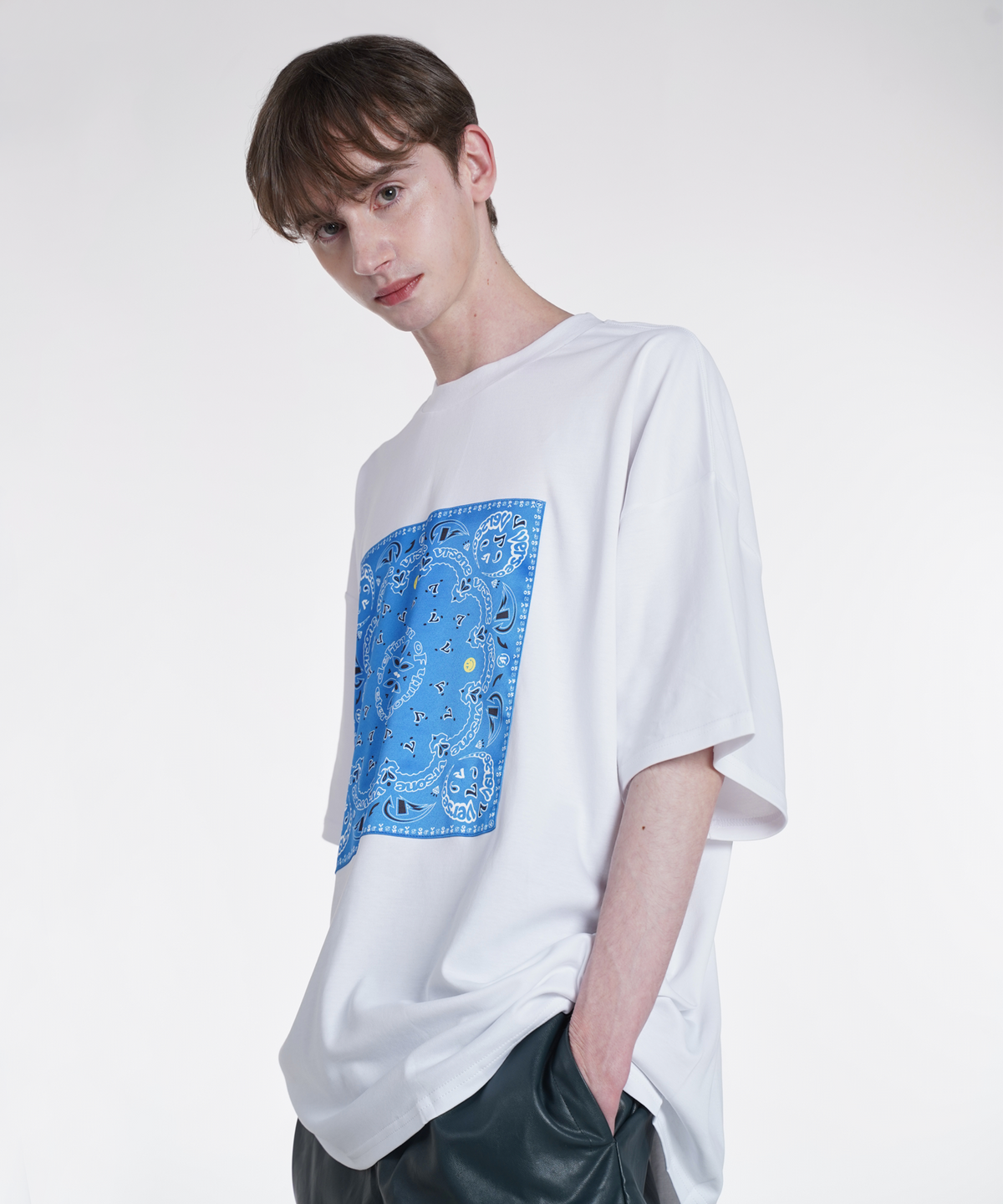 벌스원(VERSE ONE) PAISLEY LOGO BANDANA T-SHIRTS WHITE/NAVY