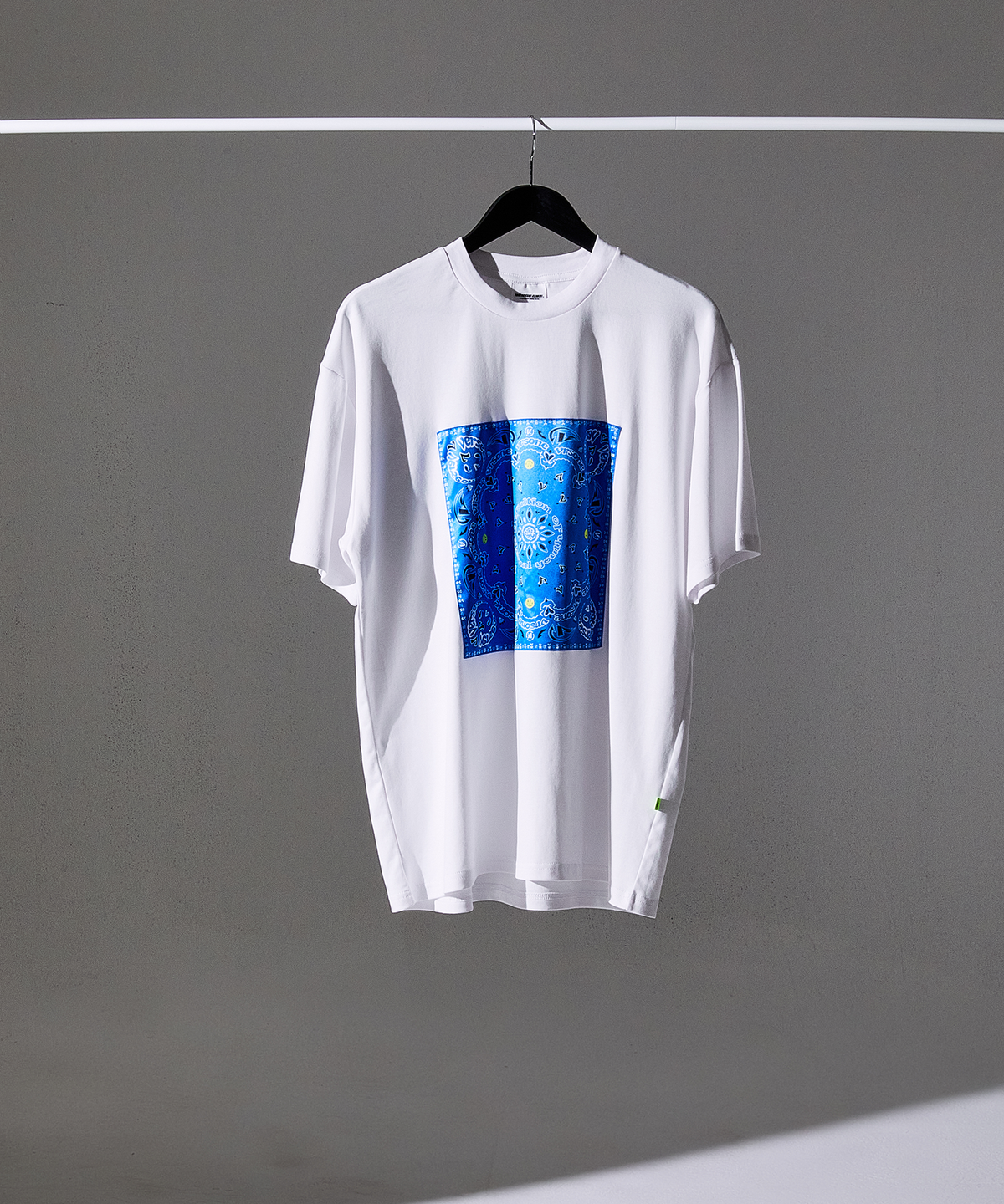 벌스원(VERSE ONE) PAISLEY LOGO BANDANA T-SHIRTS WHITE/NAVY