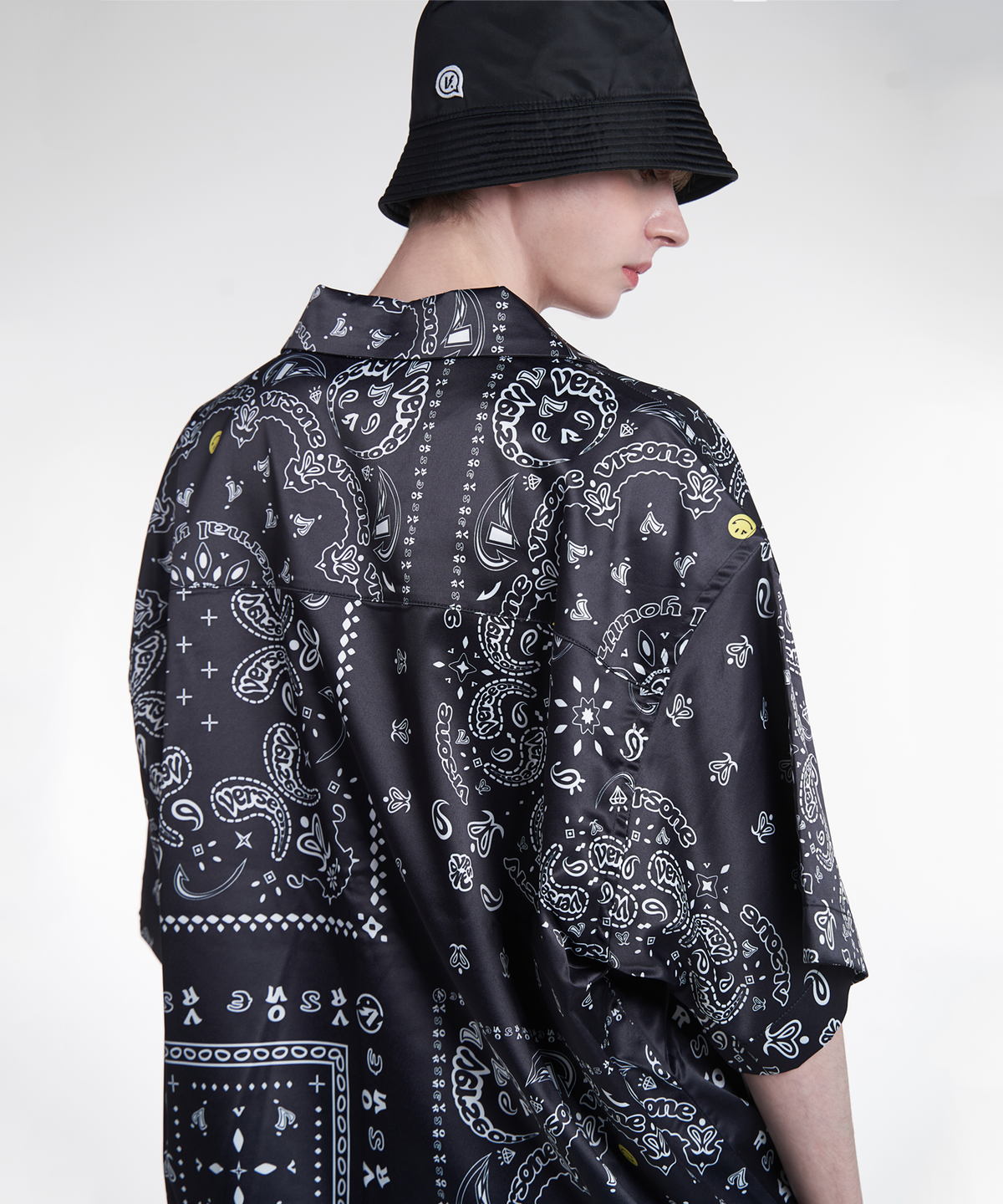 벌스원(VERSE ONE) OVER FIT PAISLEY S/S SPANDEX SHIRTS BLACK