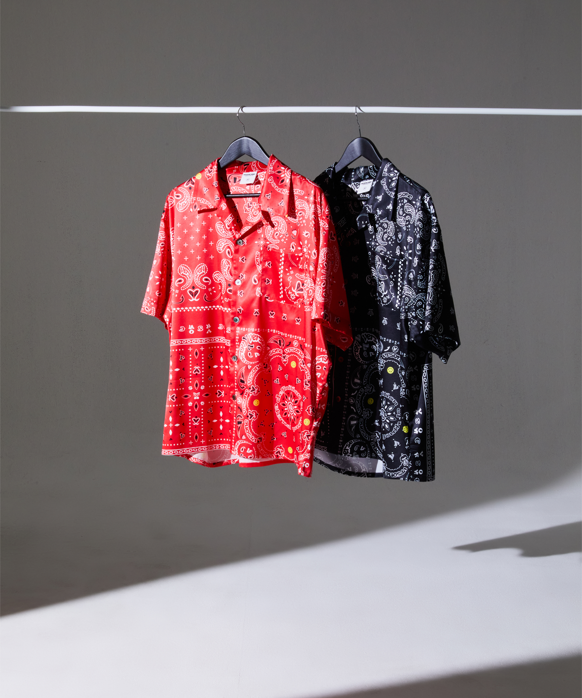 벌스원(VERSE ONE) OVER FIT PAISLEY S/S SPANDEX SHIRTS RED